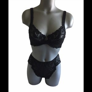 Veradonna black bra/panty set w/black embroidery